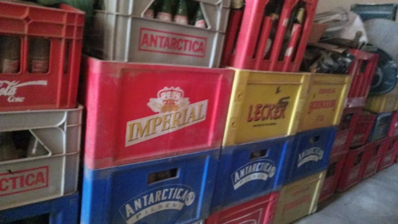 Engradados de cerveja e refrigerantes 