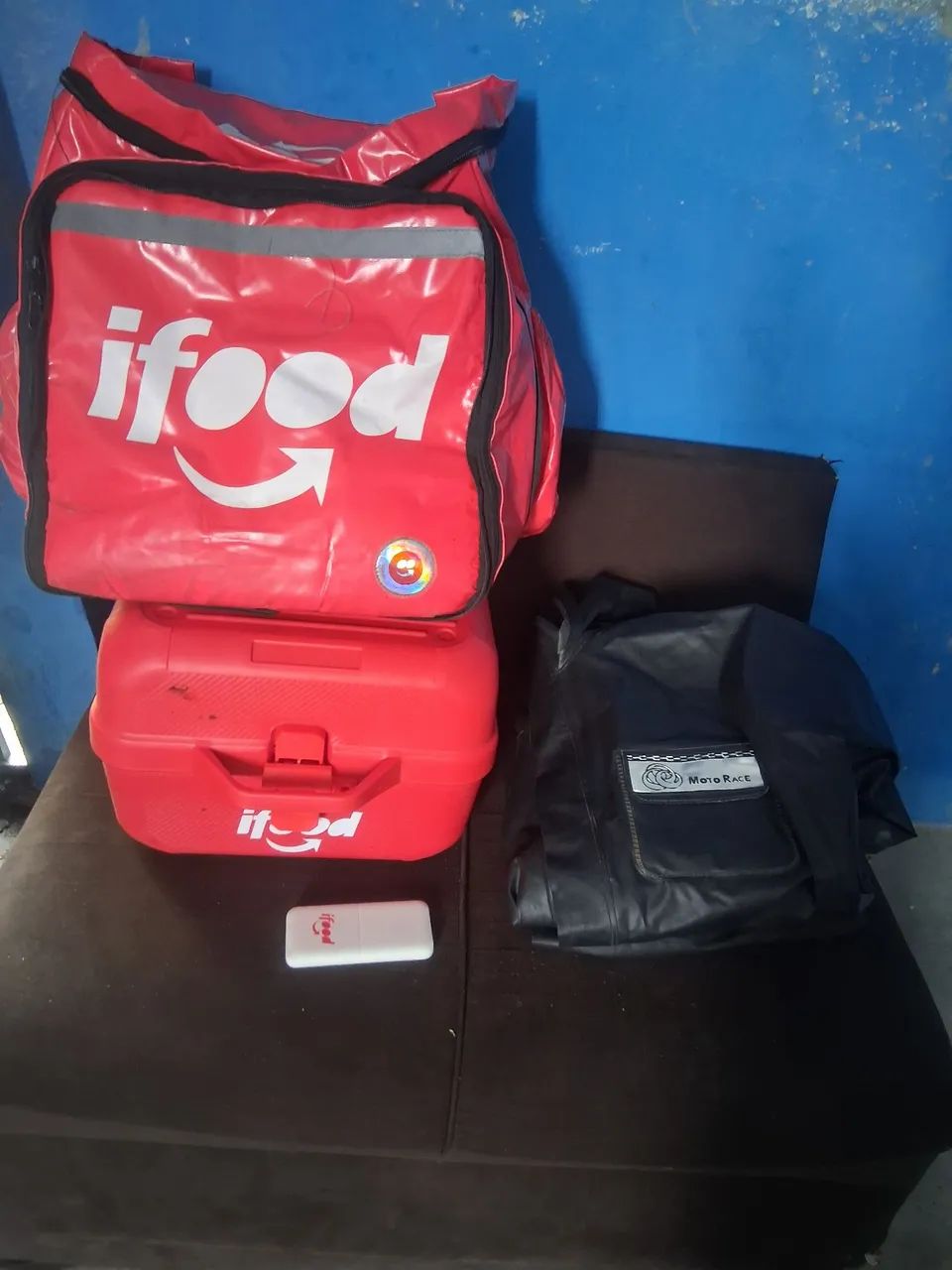 Bag, carregador, baú e capa de chuva