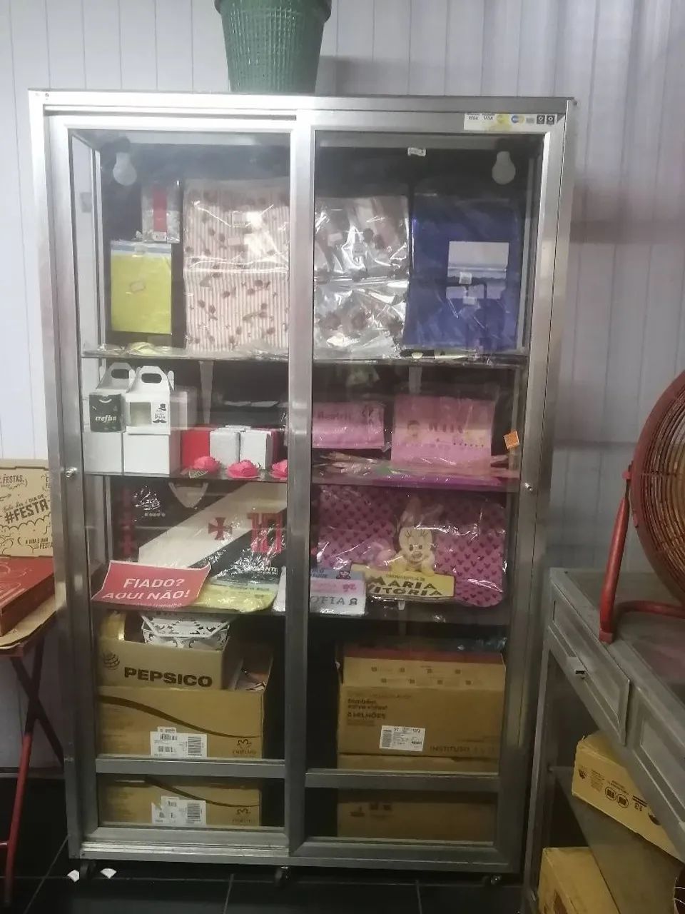 Vitrine de vidro com prateleiras 