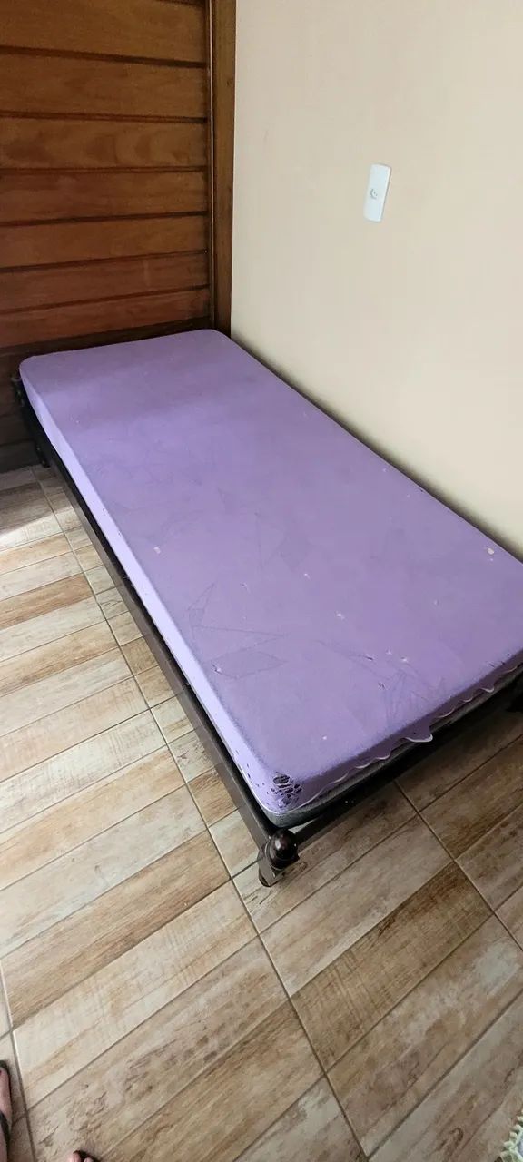 Doa-se guarda roupa e cama de solteiro com colchão 