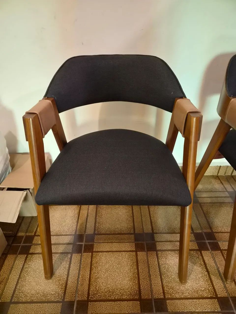 TRIO DE CADEIRAS COM BRAÇOS EM MADEIRA - MODERNAS, IMPECÁVEIS E ELEGANTES - Foto 2