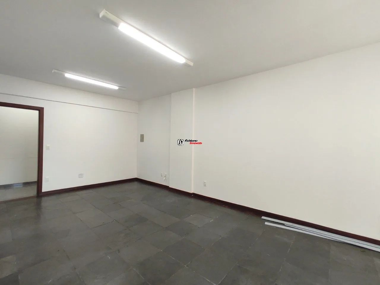 Sala em prédio com portaria e elevador . - Foto 4