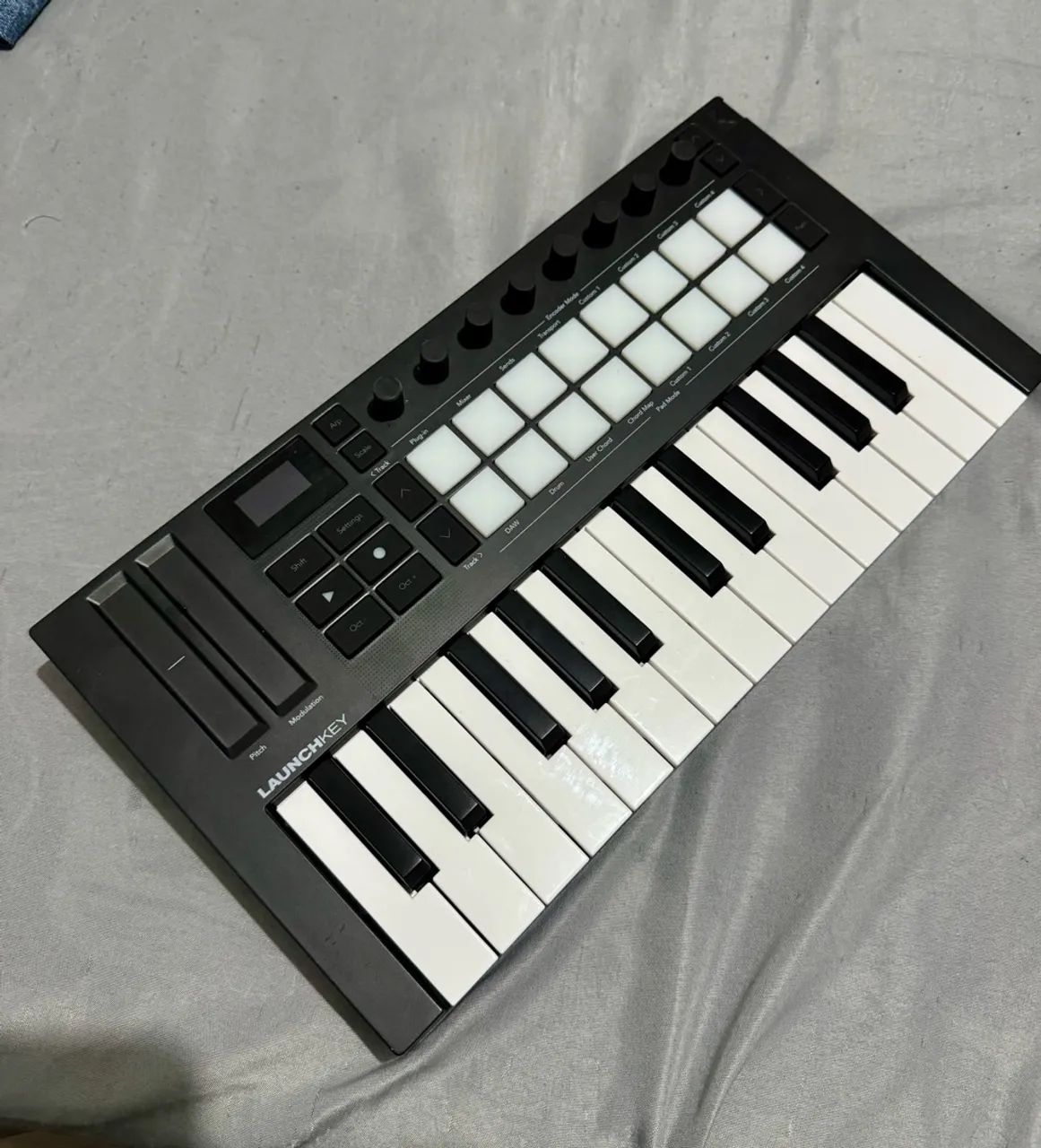 Controladora Novation Launchkey mini 25 MK4 - Foto 2