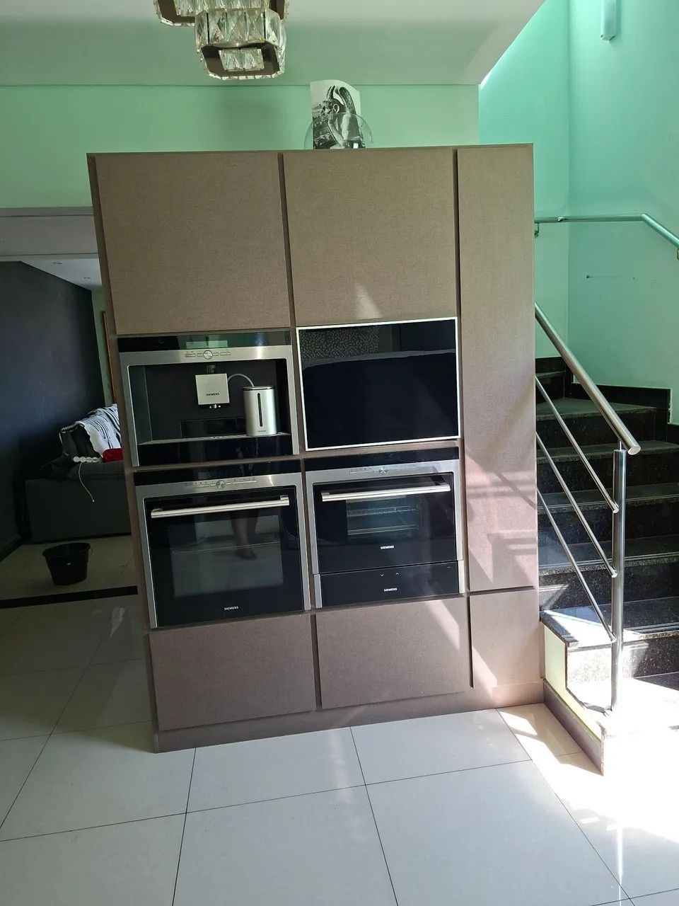 1 cafeteira . 1 forno. 1 forno a vapor 1 aquecedor de alimentos. Incluido armario grátis. 