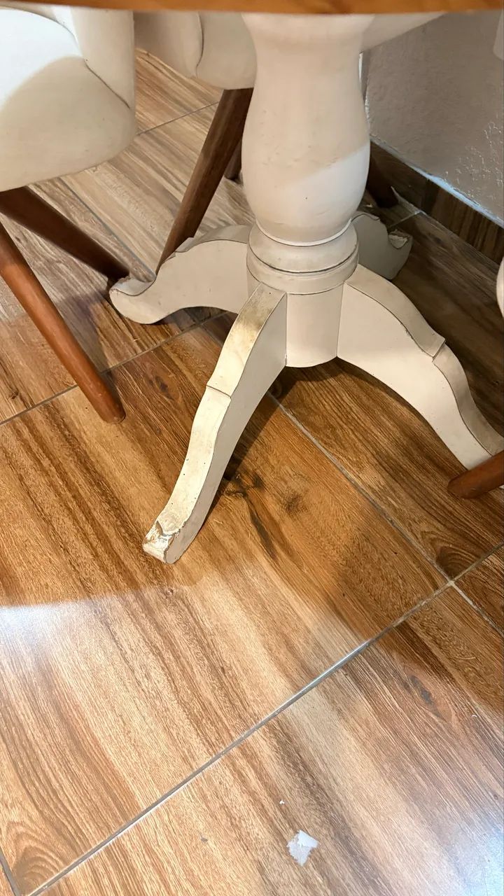 Mesa de madeira com quatro cadeiras giratórias de linho