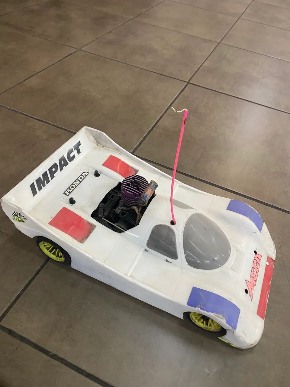 Auto modelo a combustão