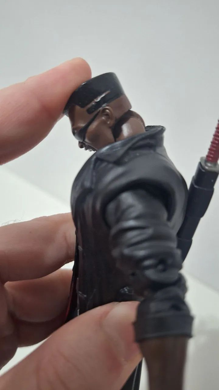 Marvel Legends Blade - faltando uma mão e pescoço desencaixado - Foto 3