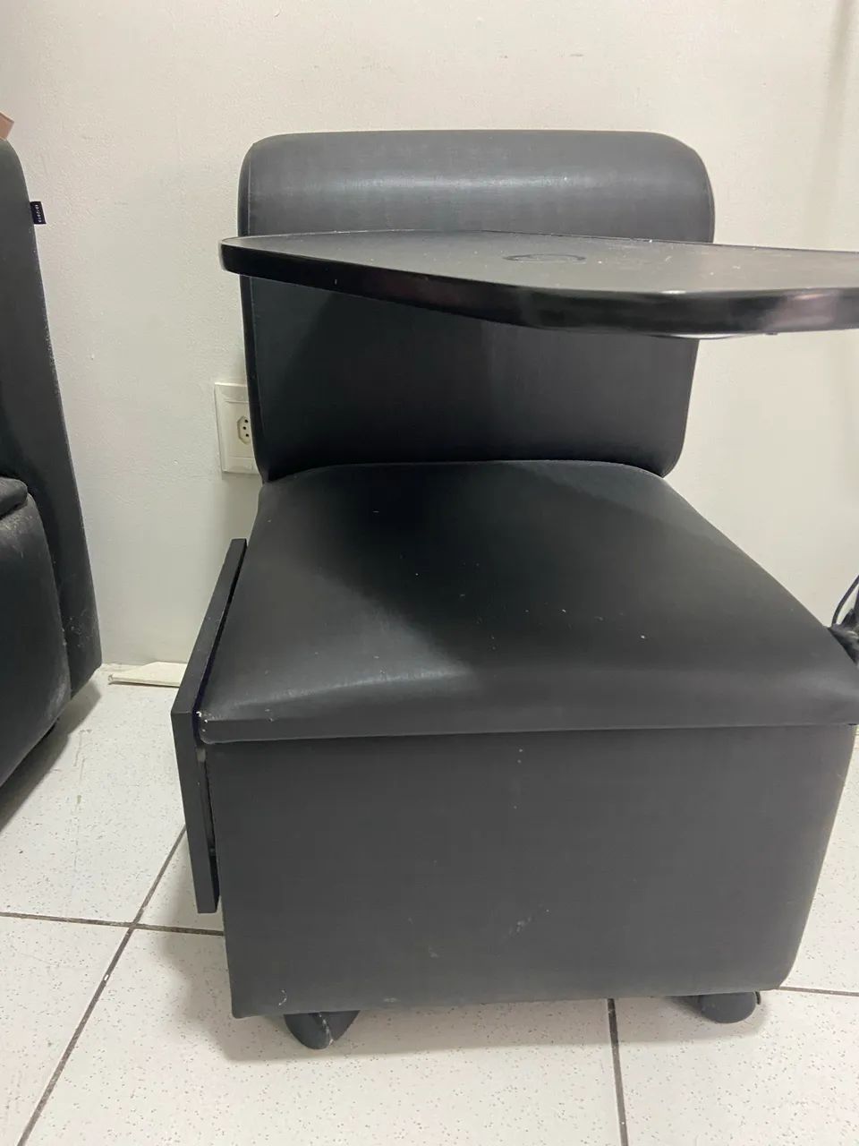 Vendo cadeira semi nova para manicure e pedicure .  - Foto 3