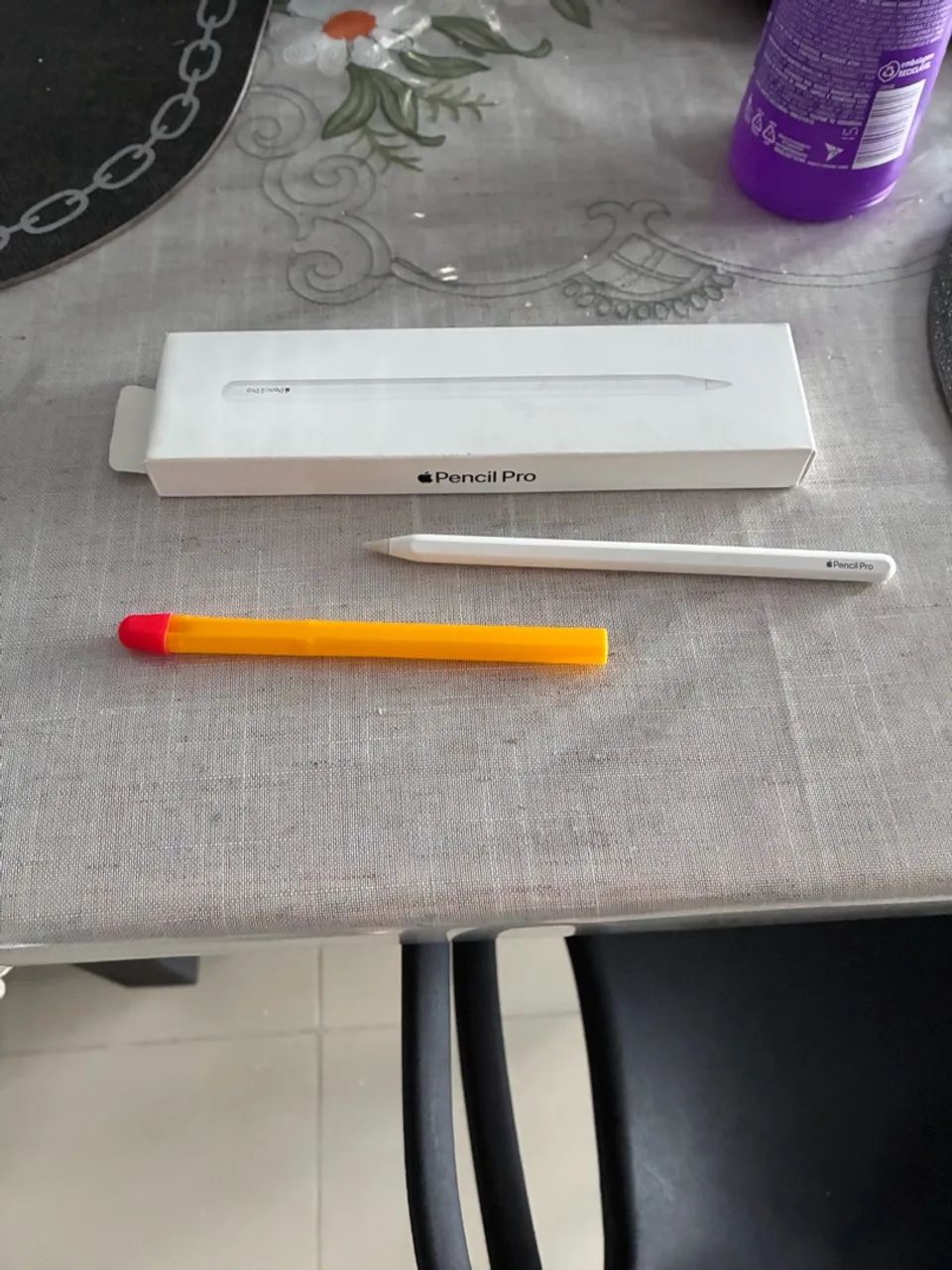 Apple Pencil Pro seminova com capa