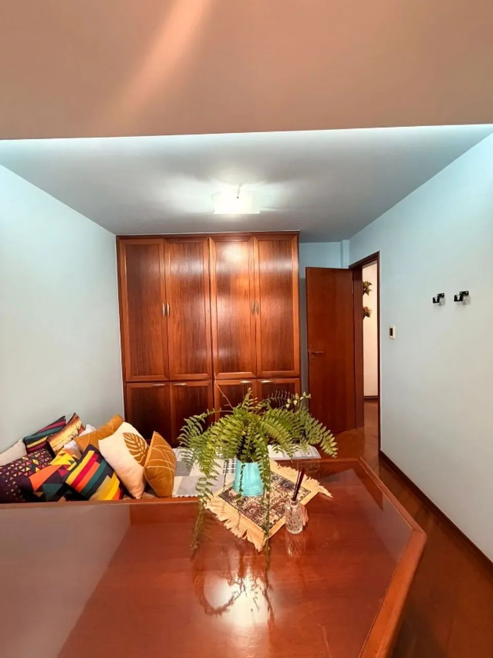 Escrivaninha executiva planejada com armários e estante - Foto 2