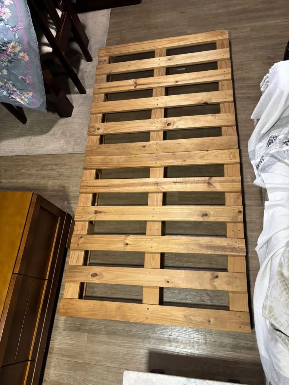 Cama de Pallets e colchão de solteiro