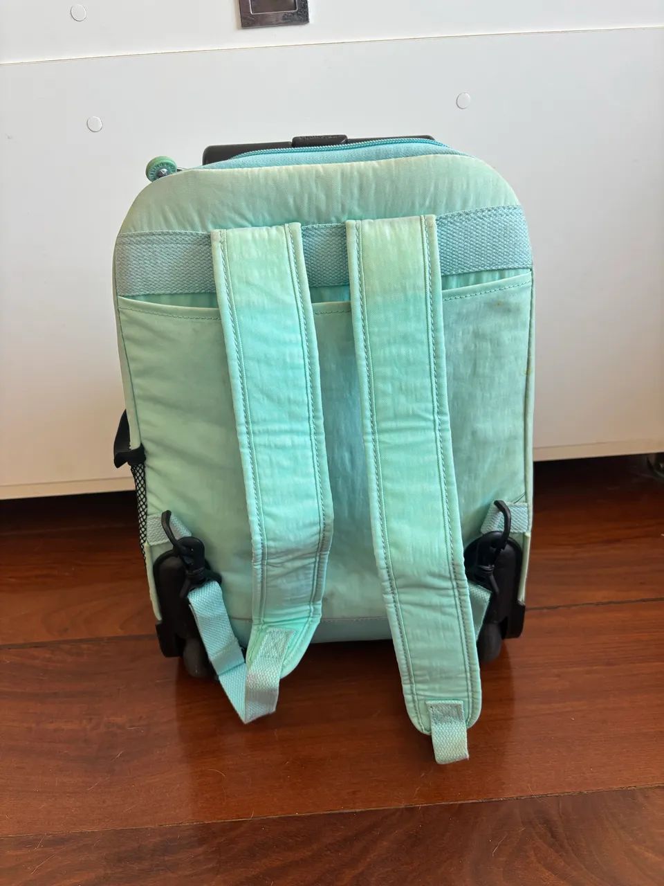 mochila kipling com rodinhas e alça verde-água - Foto 5