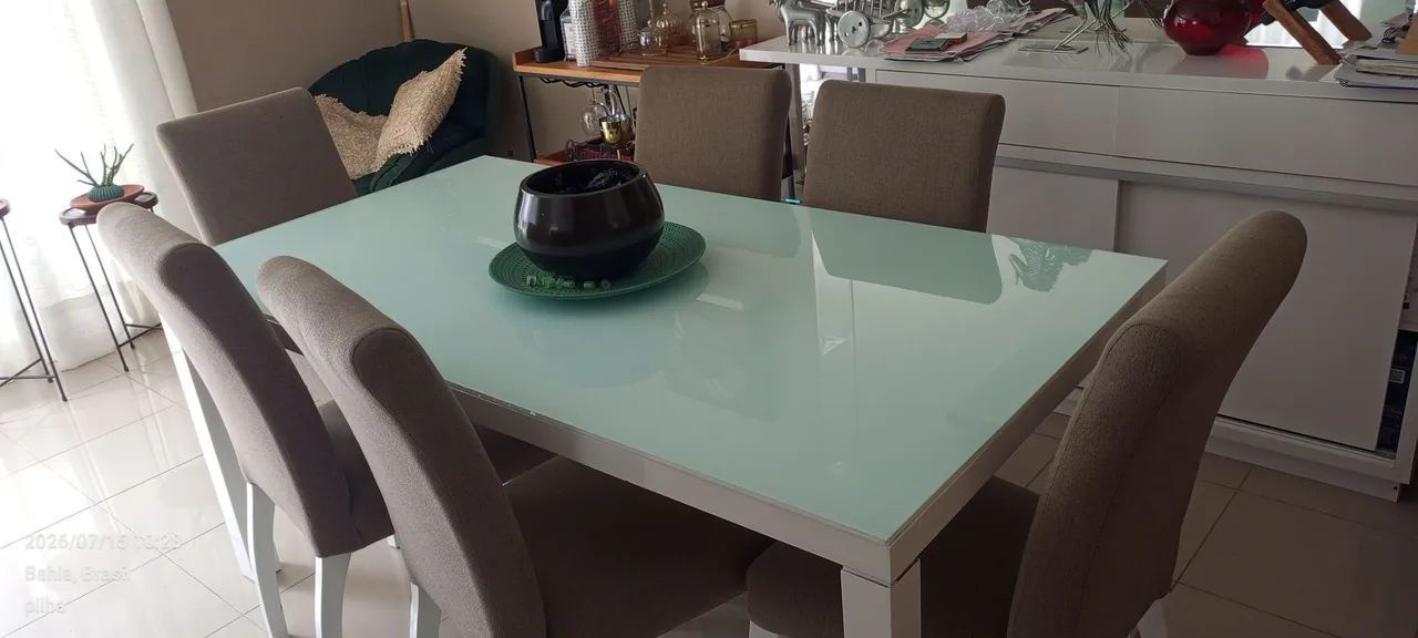 Vendo Mesa com 6 Cadeiras. 