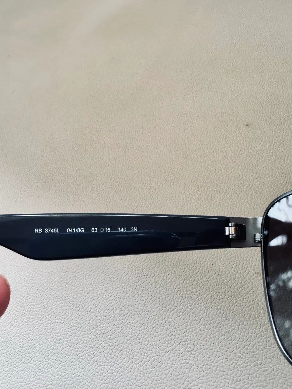 óculos de sol são o modelo Ray-Ban RB3745L, - Foto 3