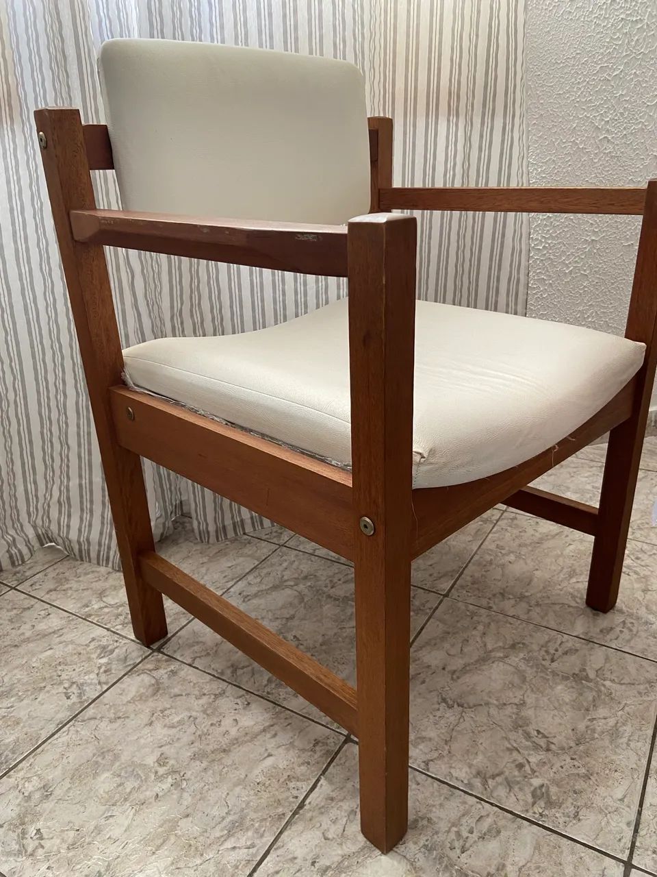 Poltrona Madeira maciça e corino branco 