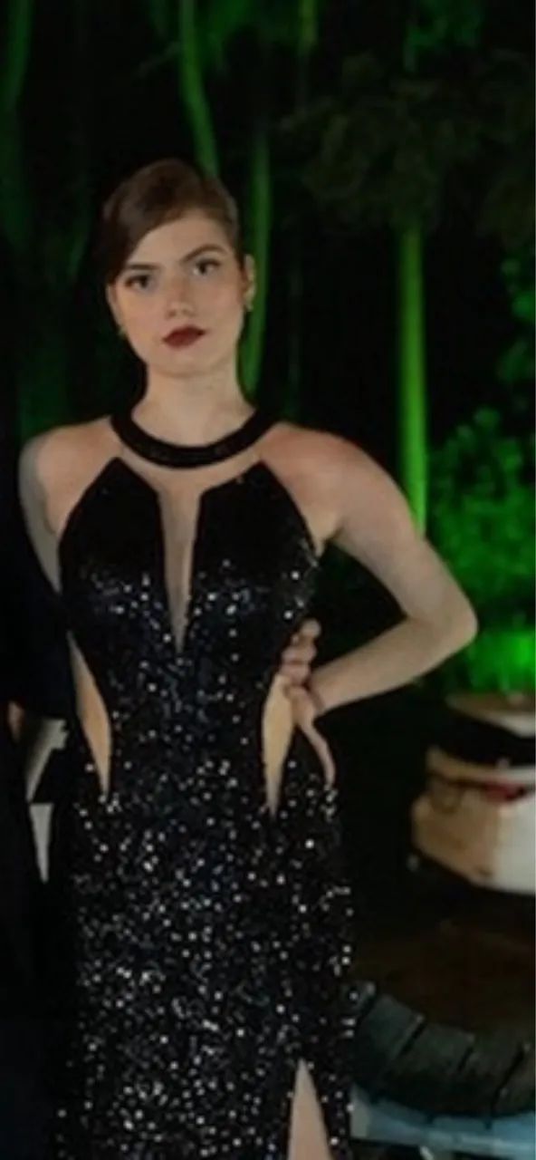 Vestido Longo de Festa Preto com Brilho - Sofisticação e Impacto