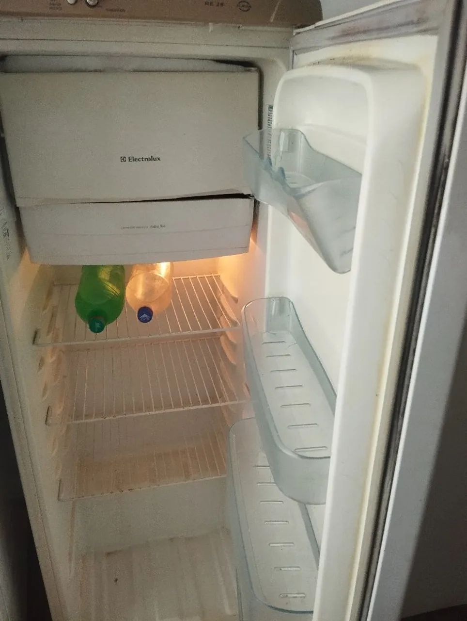 Vende-se geladeira Eletrolux funcionando perfeitamente  - Foto 2