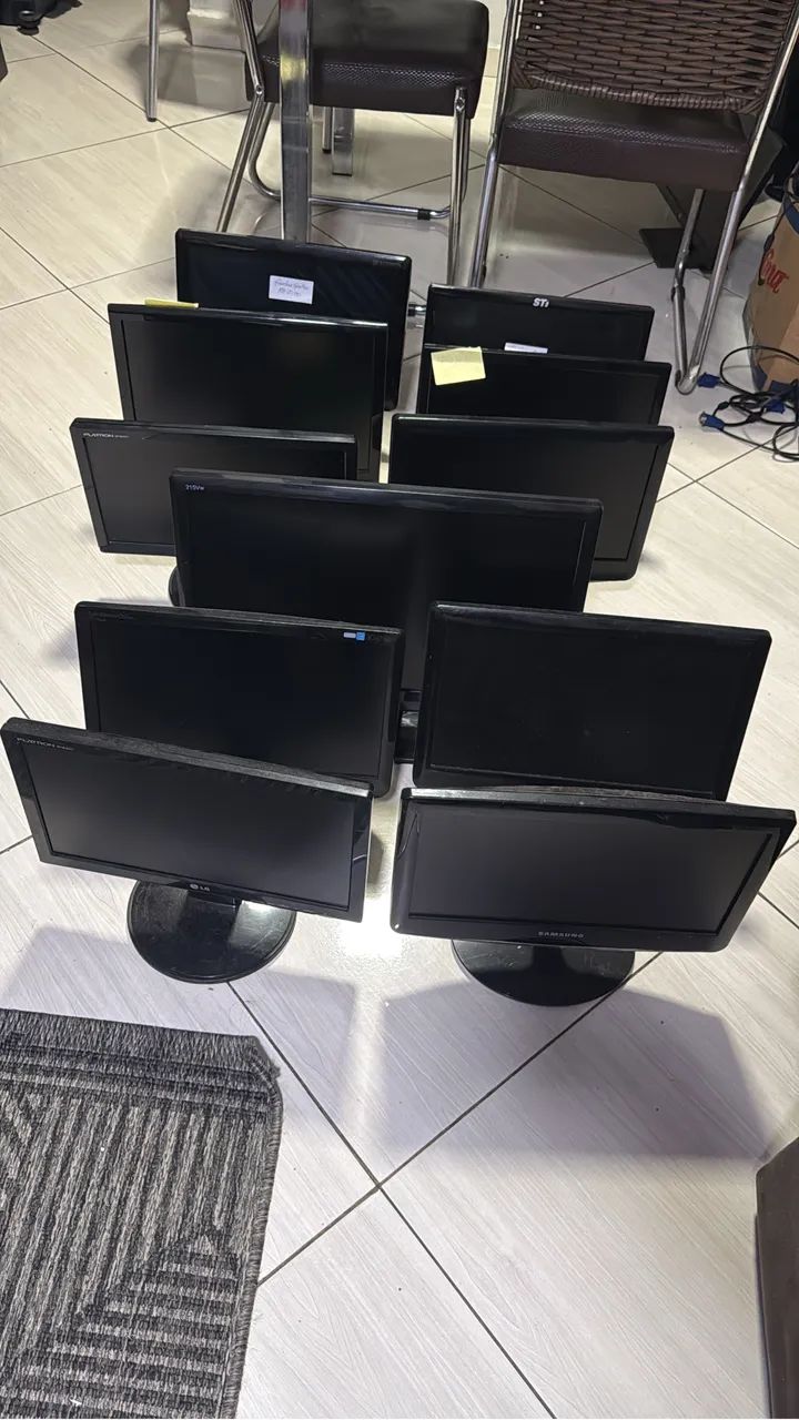Lote com 15 monitores de computador 