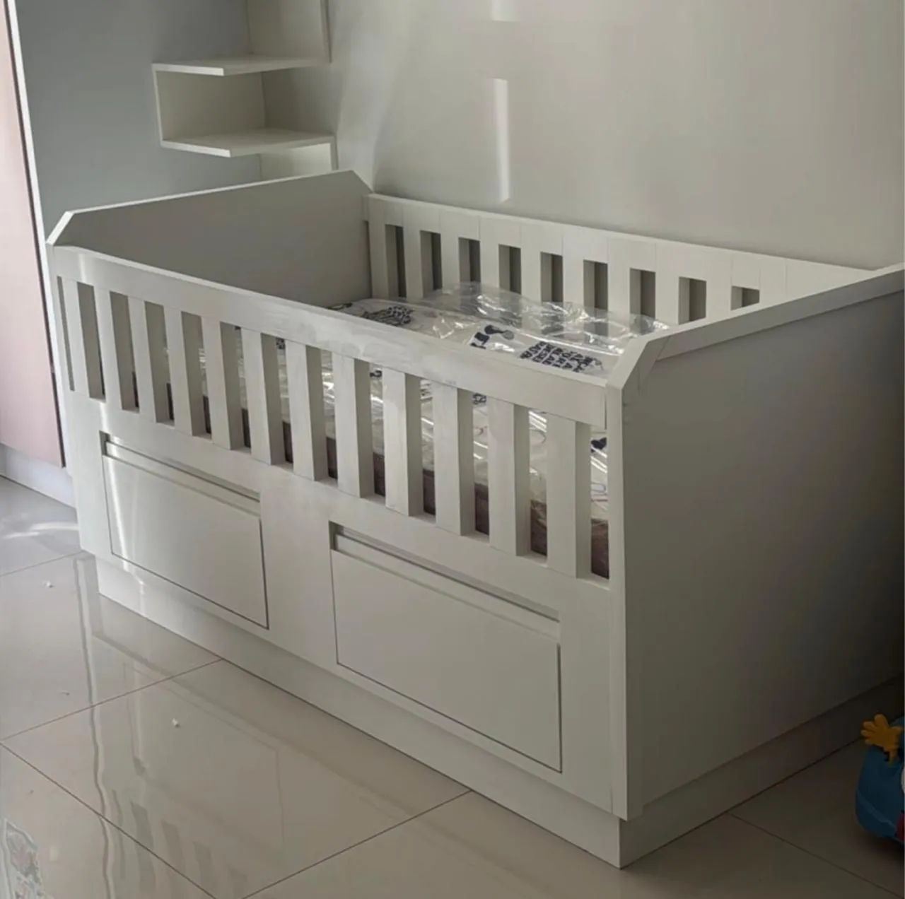 Cama Montessoriano com grade e gavetas com colchão
