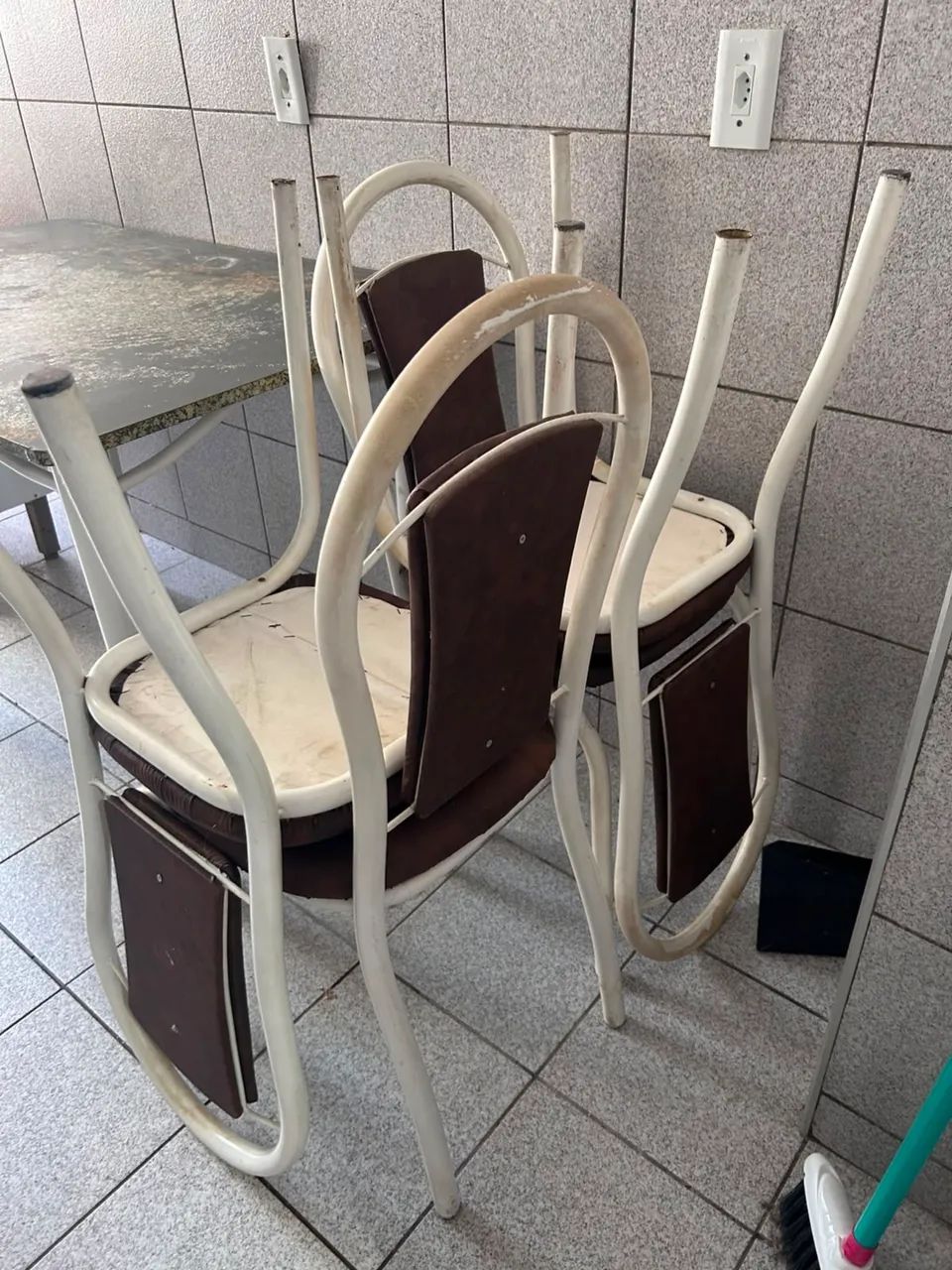 Mesa com tampo de mármore, 4 cadeiras, em BOM estado - Foto 3