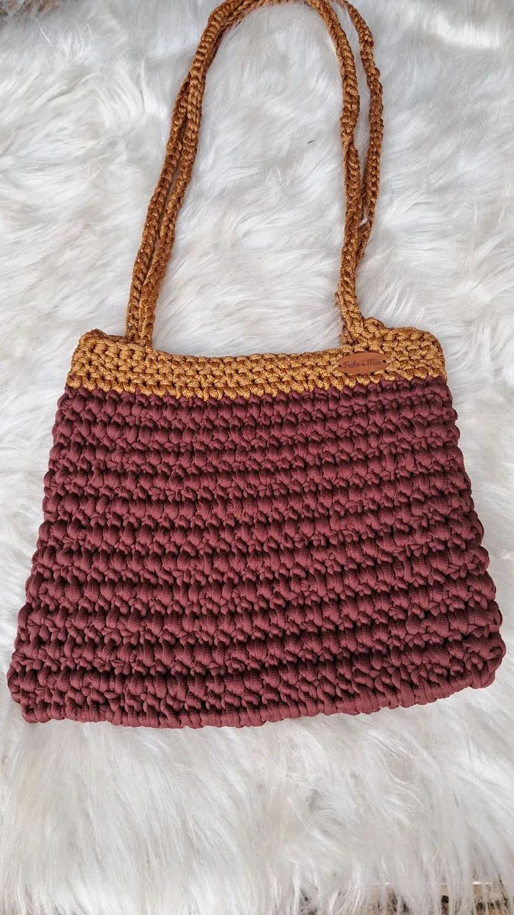 Bolsa de crocre na cor marrom com alças  dourada