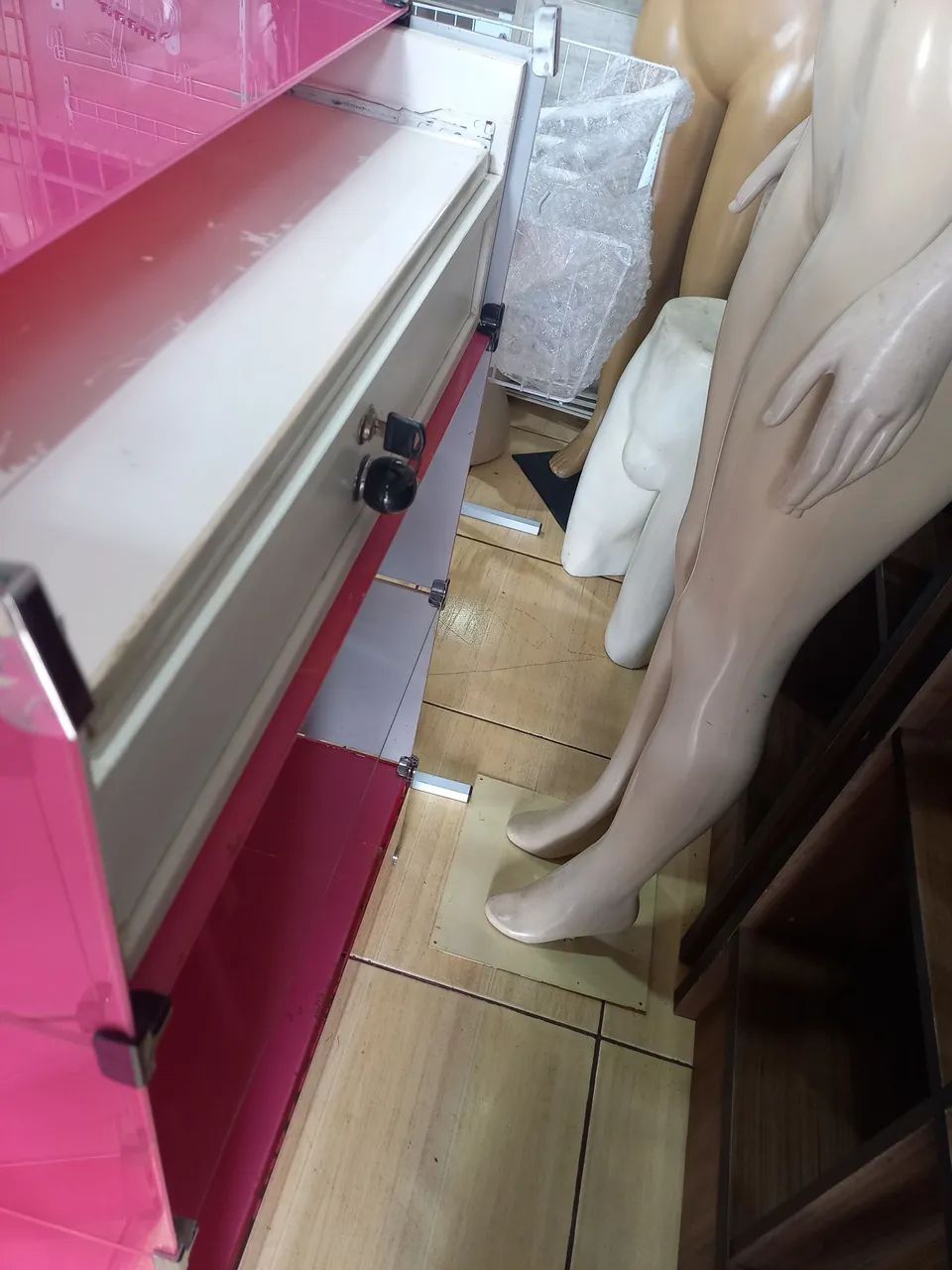 Vendo balcão  caixa  e expositor  usado - Foto 2