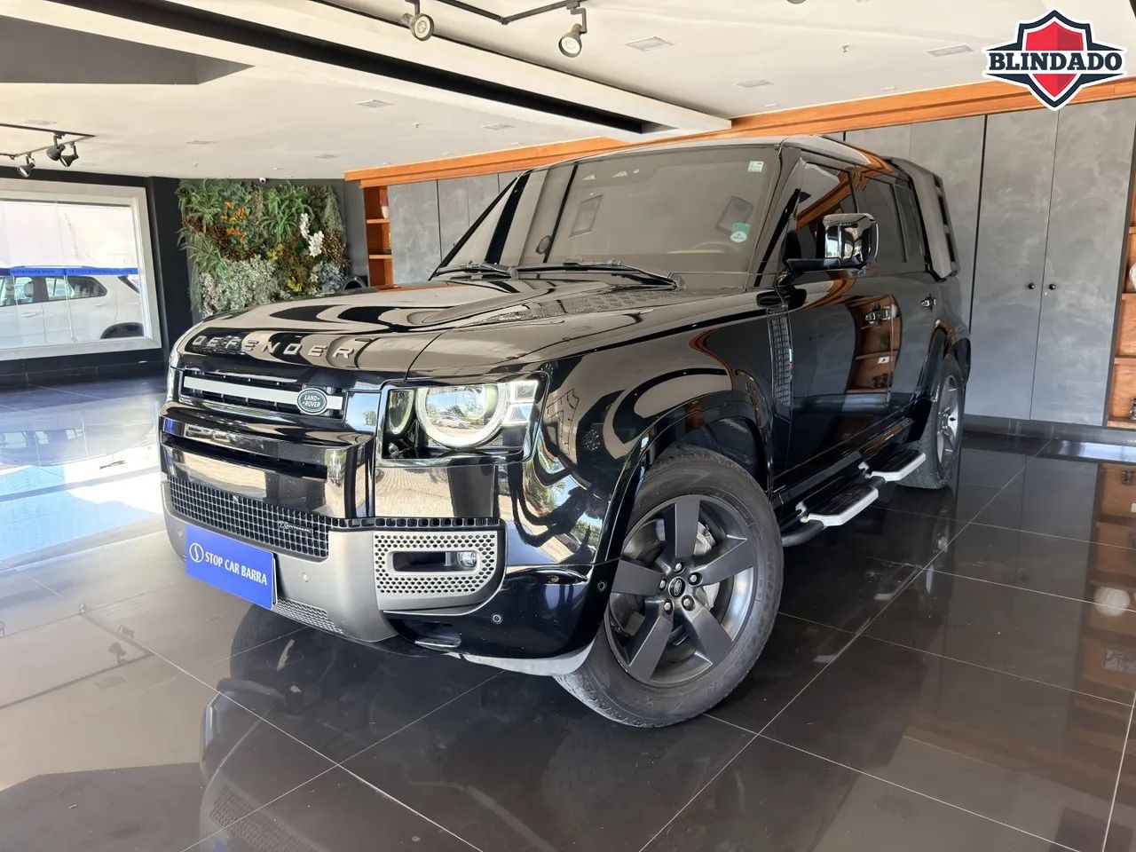 Land Rover Defender 2023