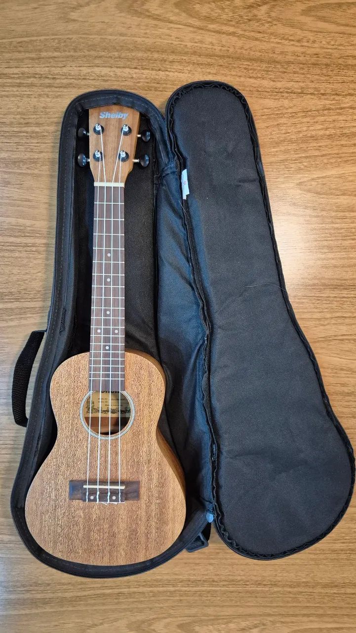 UKULELE SHELBY + CAPA