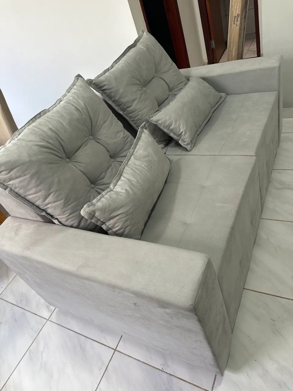 Sofá retrátil cinza claro com 1,70m