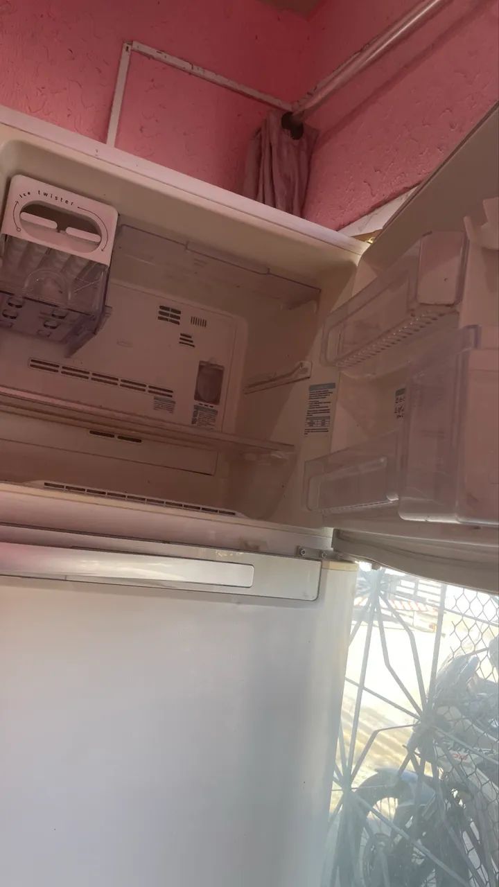 Vendo ou troco geladeira 