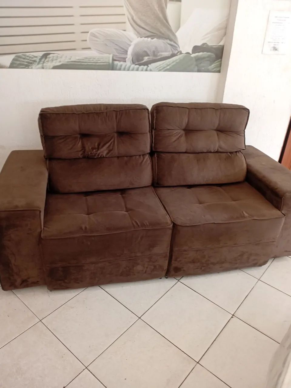 Sofá retrátil 2.0m com caixa suede marrom. - Foto 4