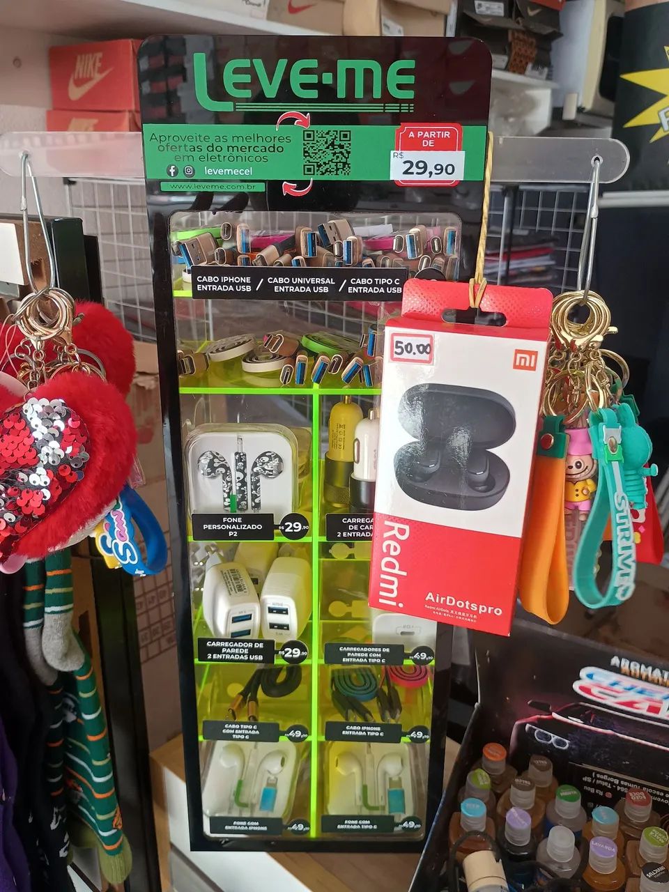 Expositor com acessórios para celular 