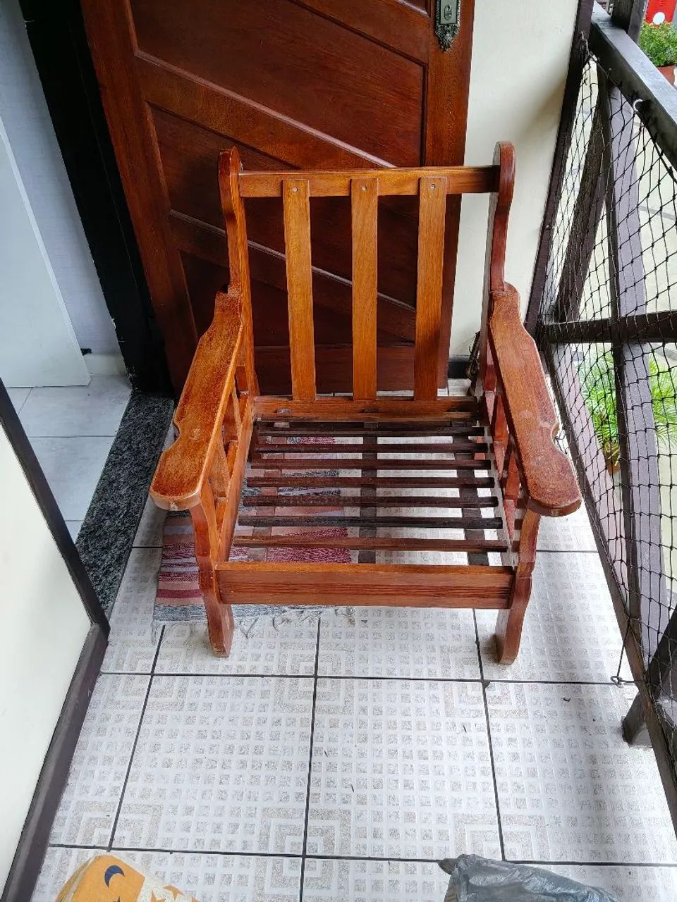 Poltrona Rústica de Madeira Maciça com Almofadas Soltas (Ótimo Estado) - Foto 4