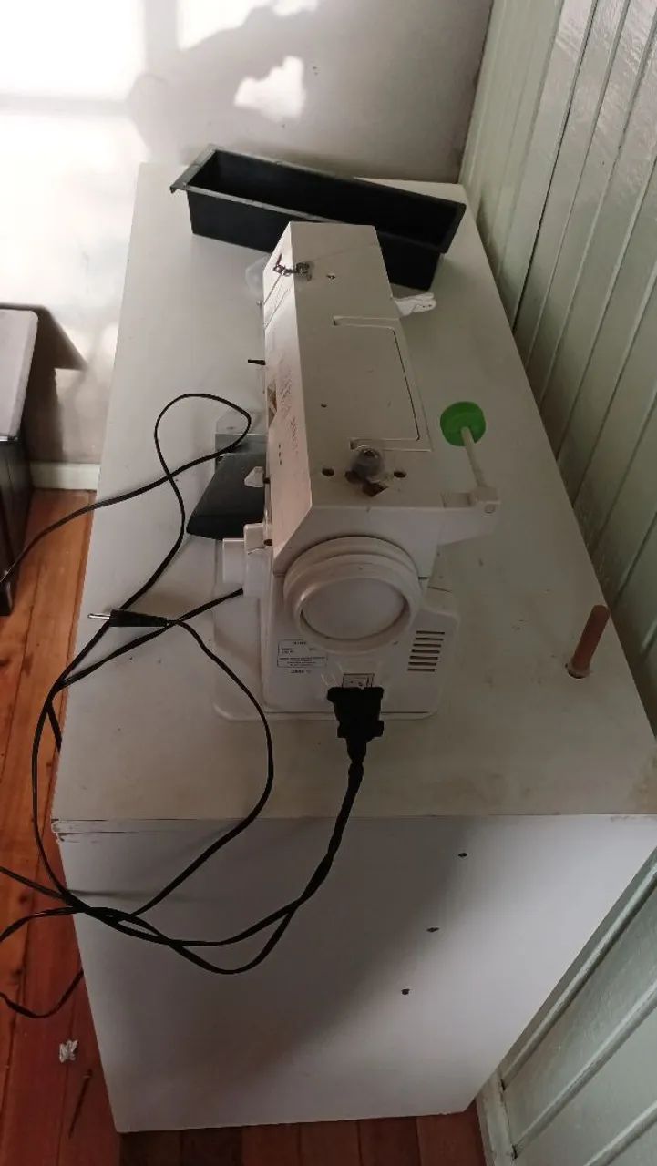 Máquina de costura Singer facilita , com mesa própria  , semi nova  - Foto 2