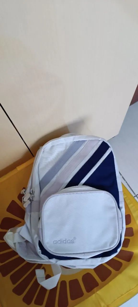 Mochila Adidas pequena uma alça só.