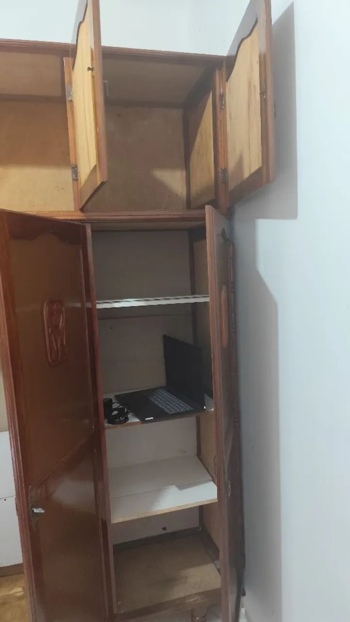 Guarda roupa madeira maciça com maleiro  - Foto 4