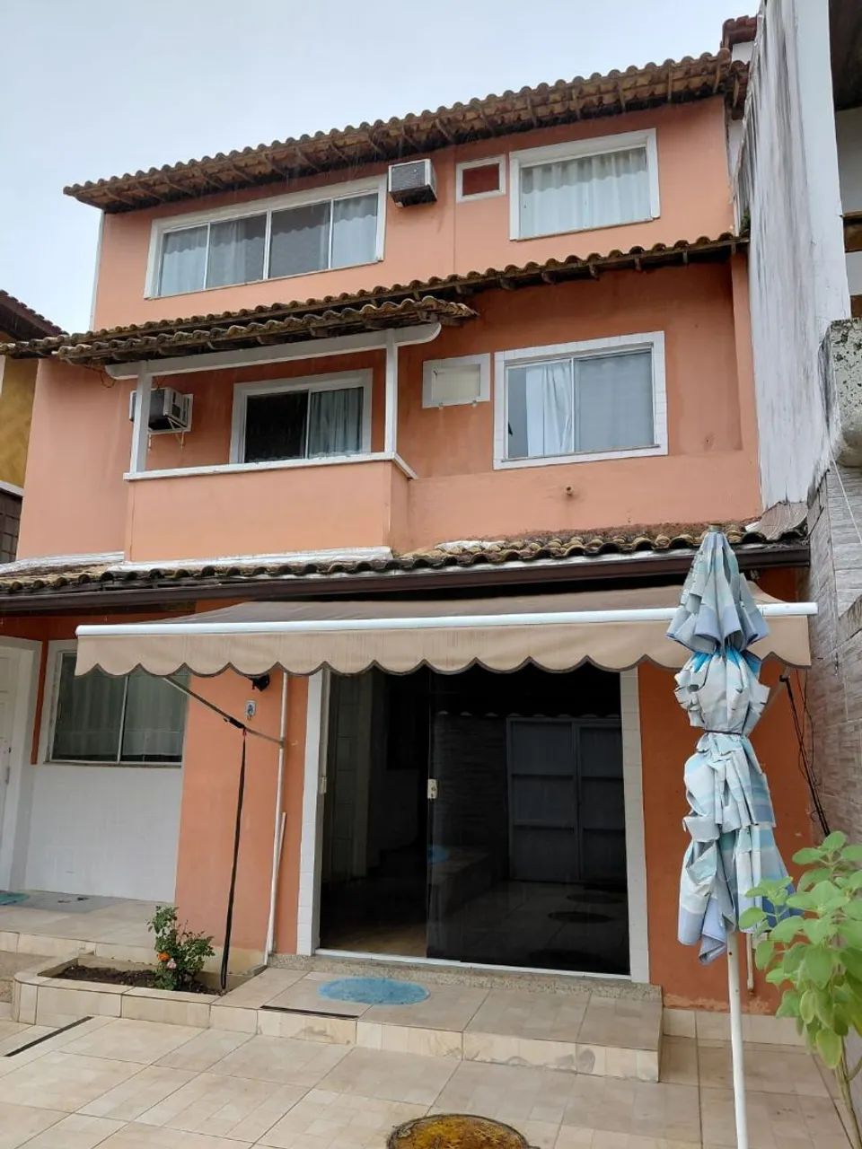Casa triplex-4 suítes-condomínio fechado-Vargem pequena