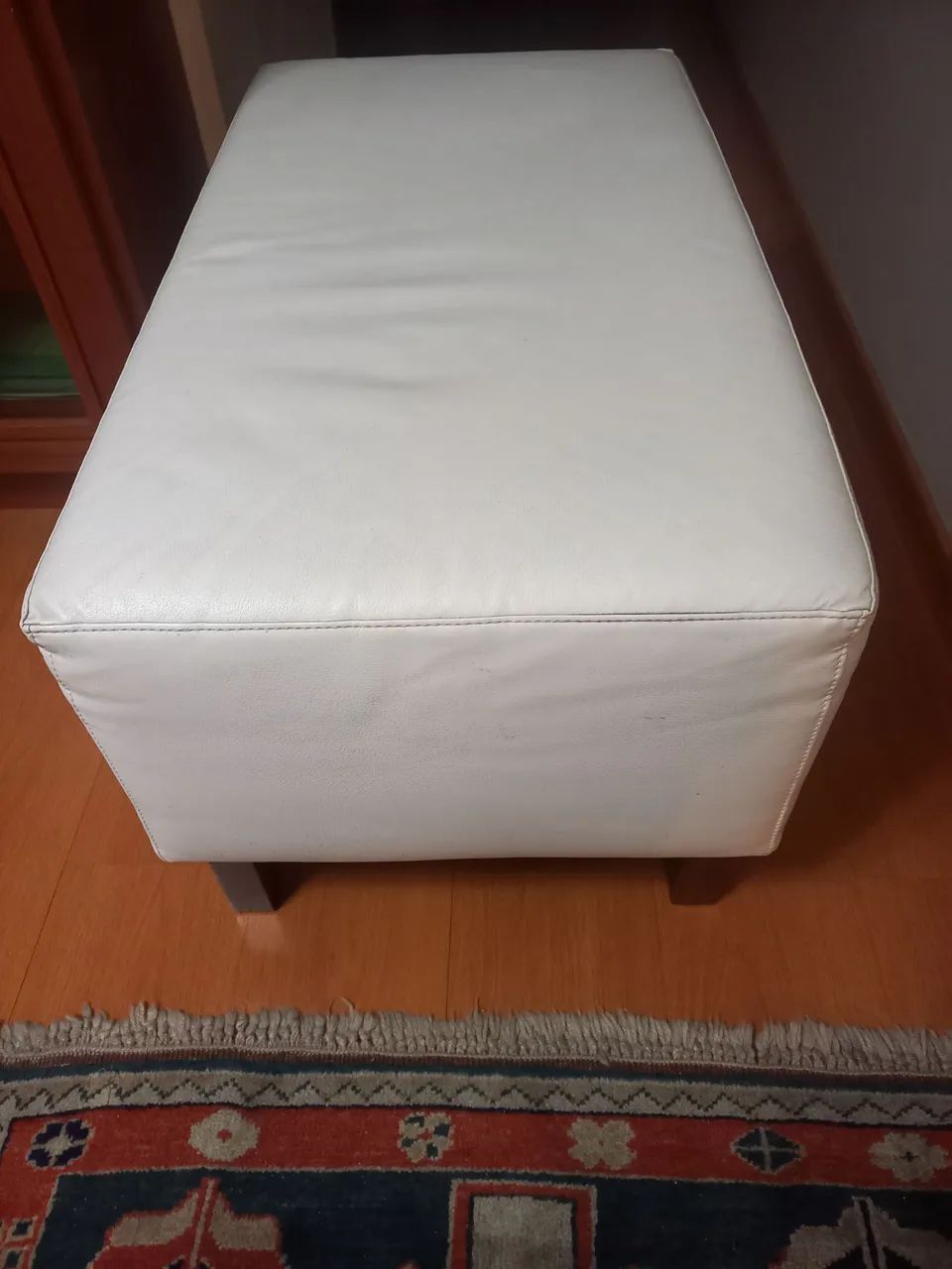 Banco de couro com pés em madeira! - Foto 4