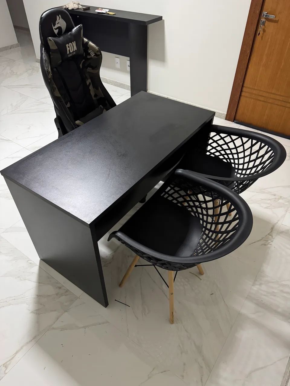 Mesa de escritório com 2 cadeiras e 1 cadeira Gamer - Foto 2