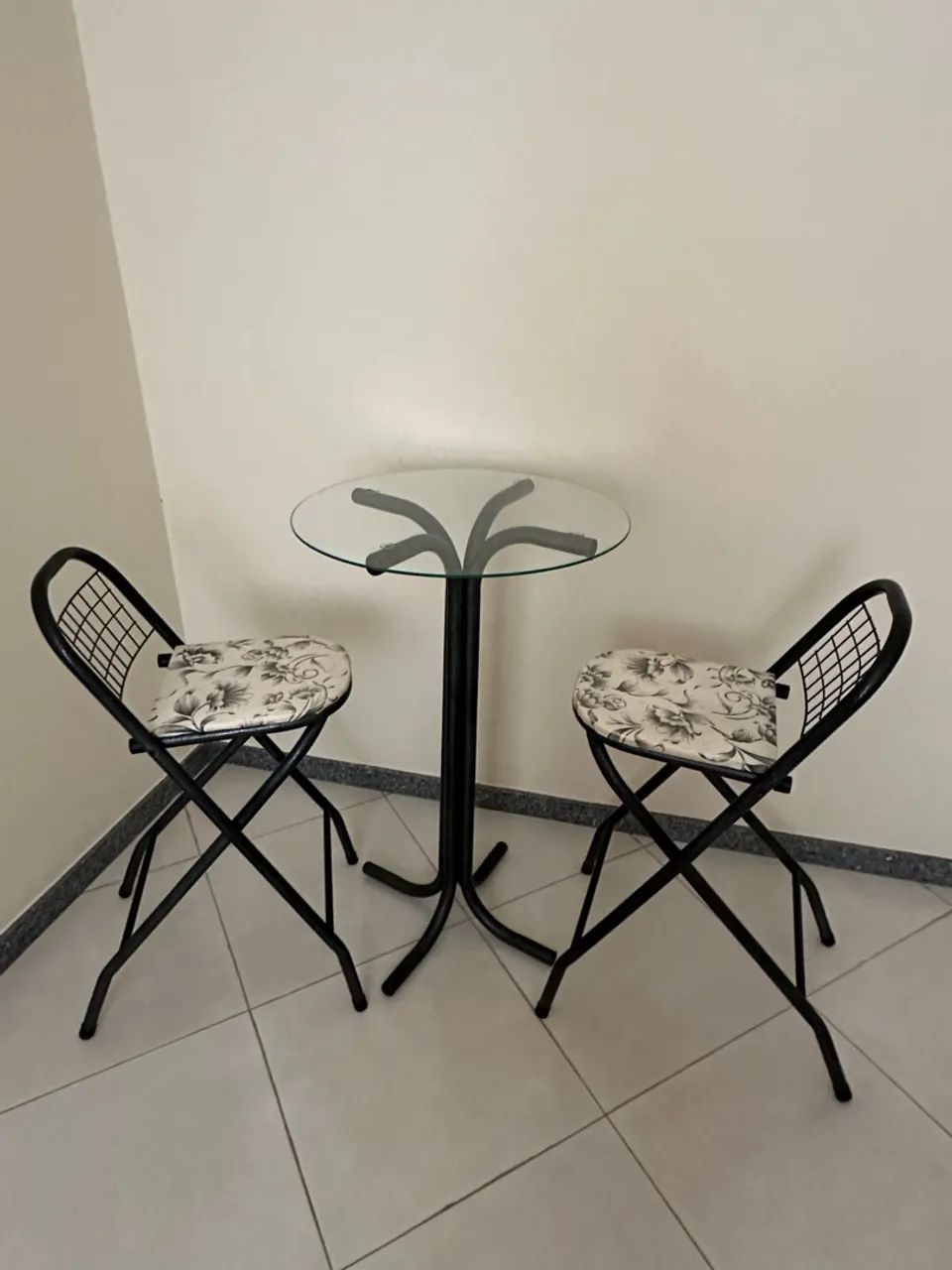 Conjunto mesa bistrô com tampo de vidro + 2 cadeiras