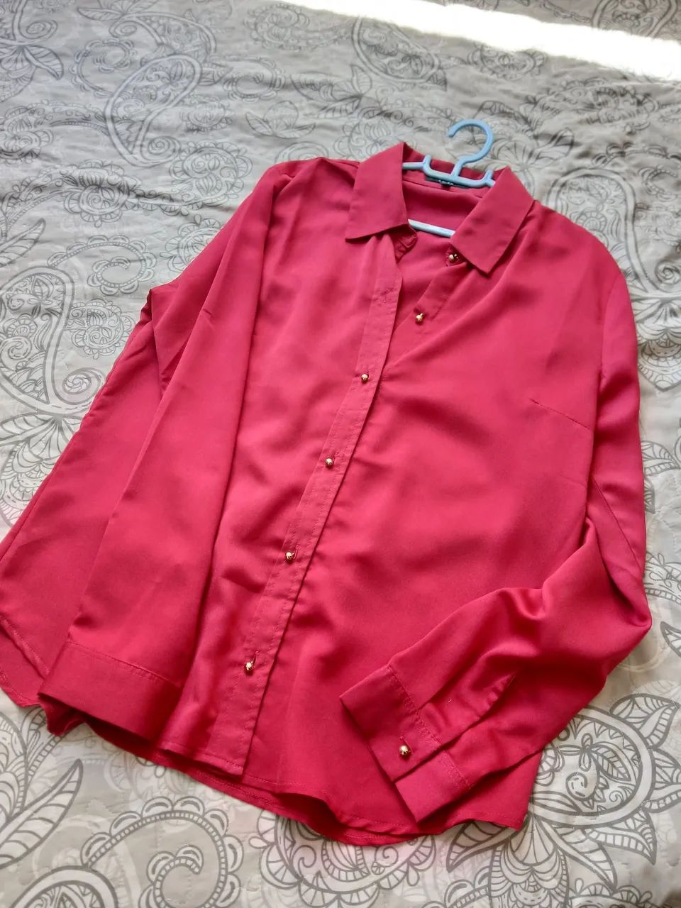 Camisa feminina com botões dourados - Foto 4