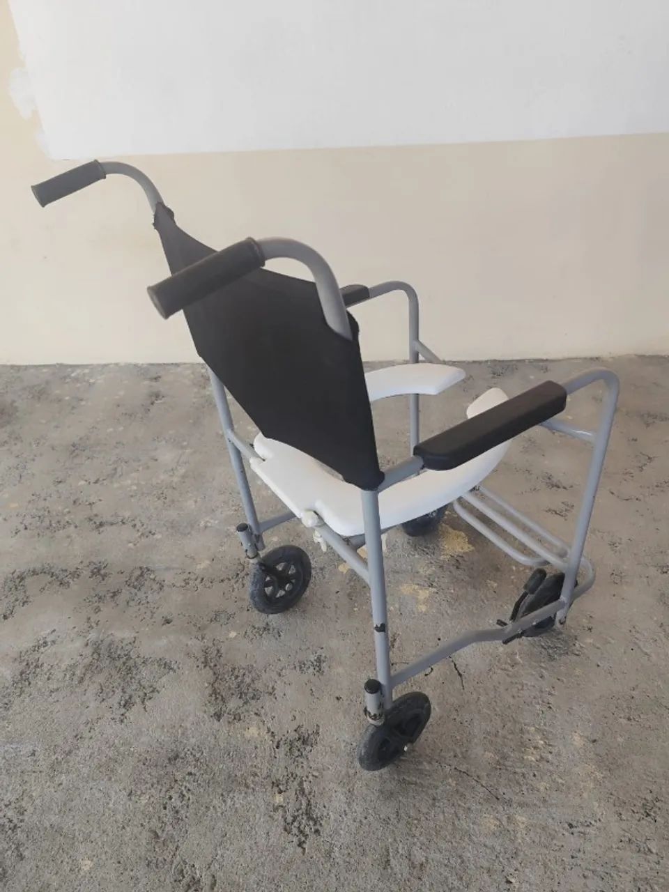 Cadeira de Rodas e Cadeira de Banho. - Foto 4