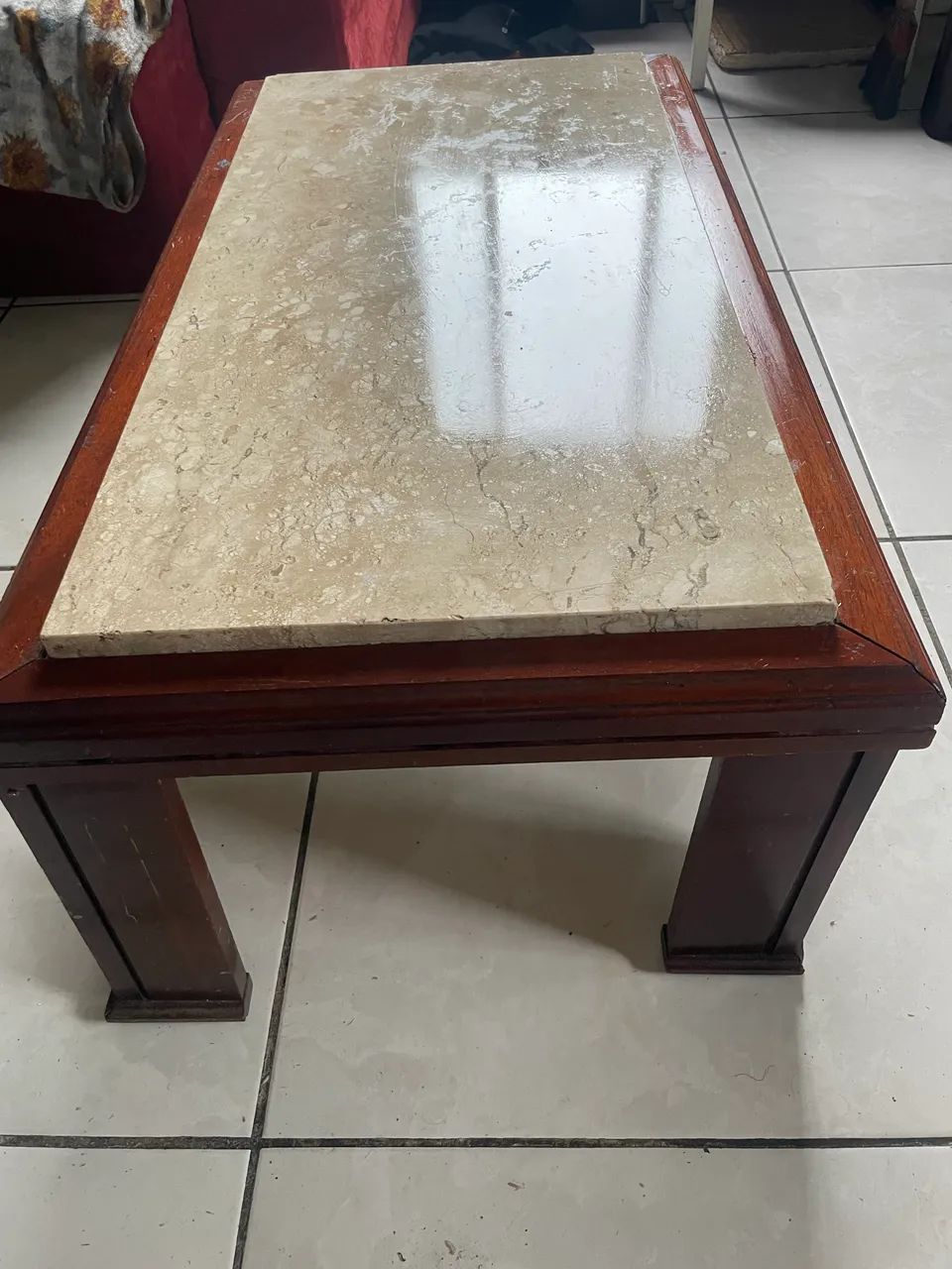 Mesa de Centro de Madeira com Tampo de Mármore