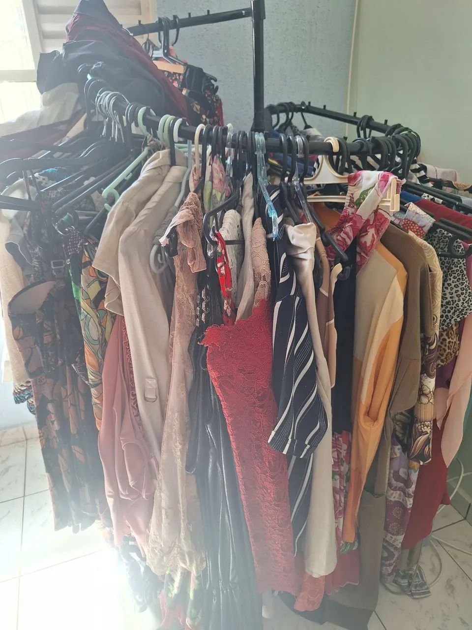 Vendo roupas com arara
