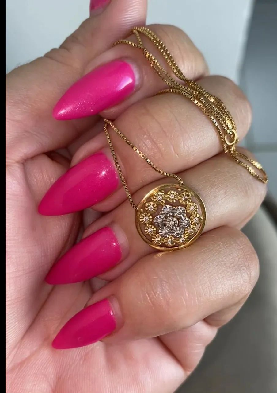 Gargantilha com pingente mandala em diamante ouro 18k