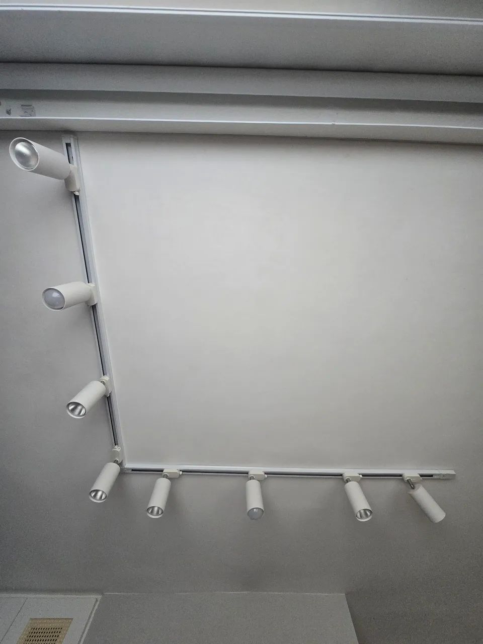 Trilhos eletrificado com spots
