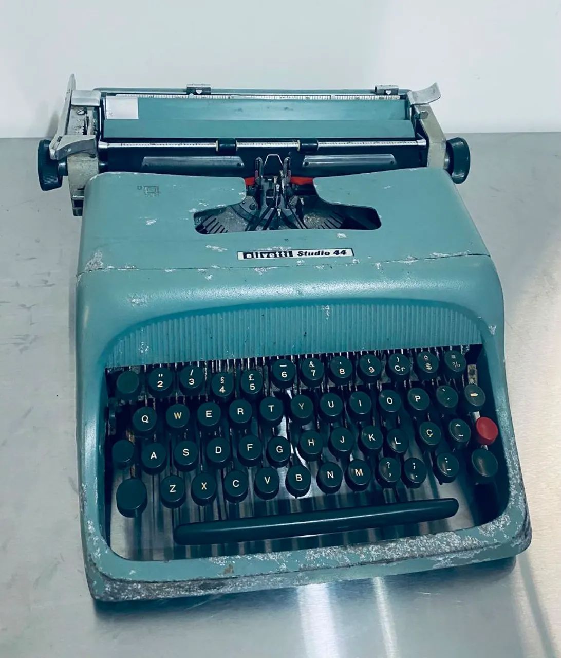 Máquina De Escrever Antiga Olivetti Studio 44 Com Capa