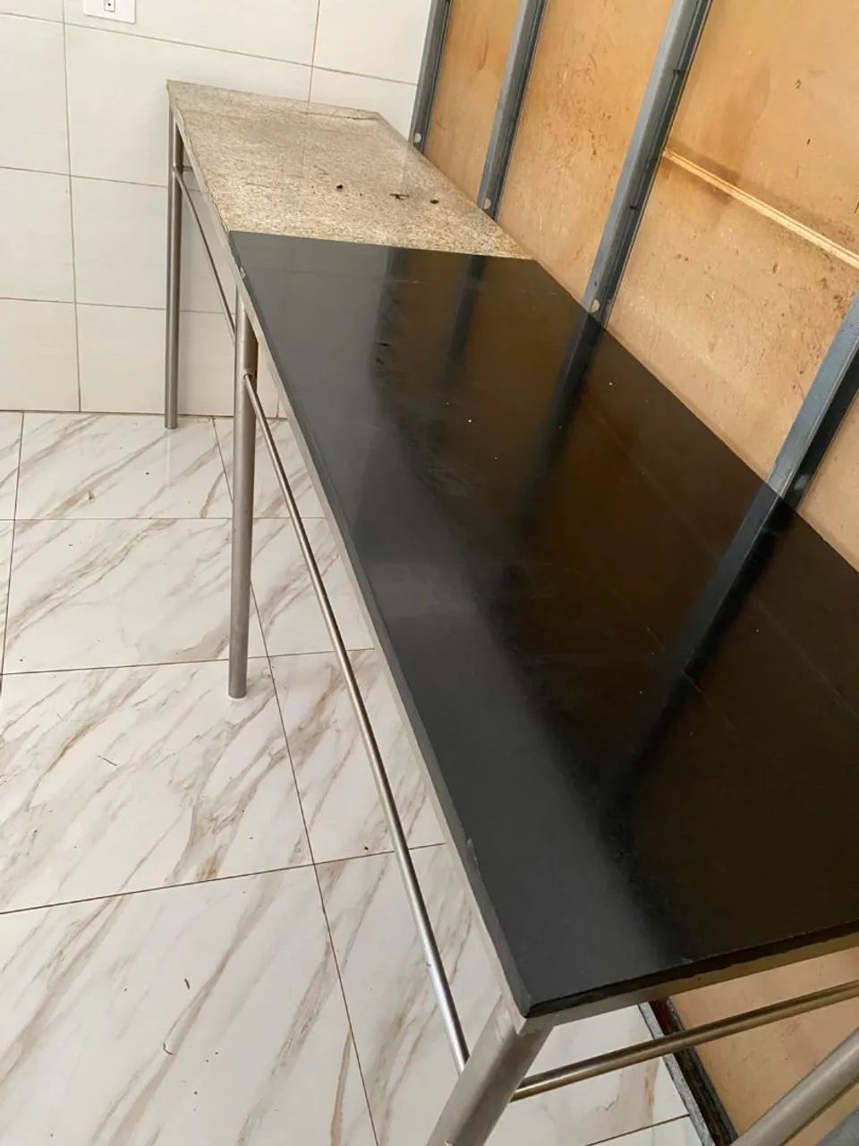 Mesa base inox em cima mármore 