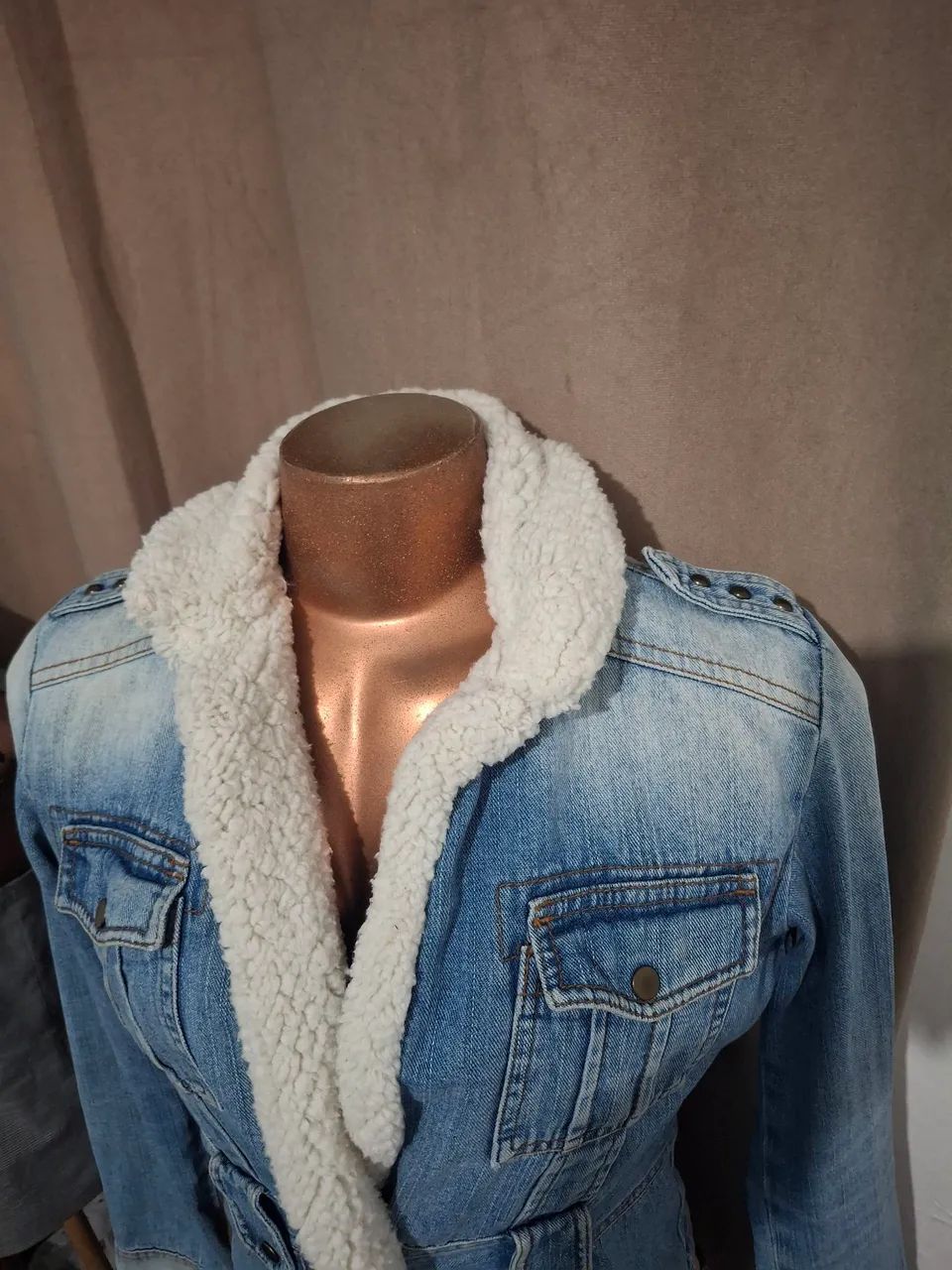 Jaqueta jeans com pelinhos em volta tm P/M - Foto 3