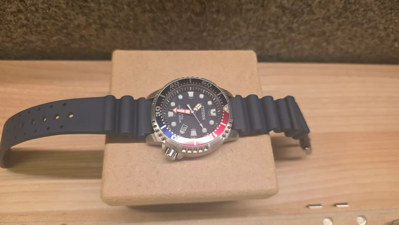 Citizen Promaster Eco-Drive Diver Pepsi 200m BN0168-06L Completo